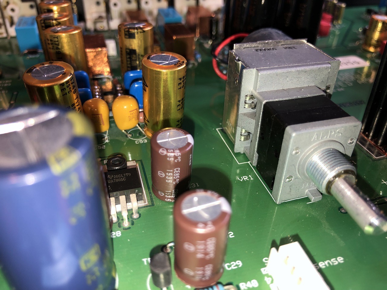 pre-amp Kemet T350 100uF solid tantalum reservoir capacitors_01.jpg